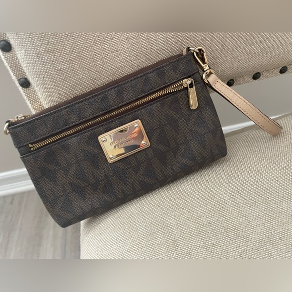 Michael Kors wristlet - Picture 1 of 2